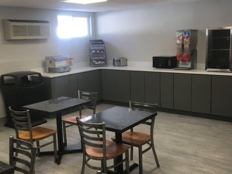 Super 8 By Wyndham Danbury Motel Екстериор снимка