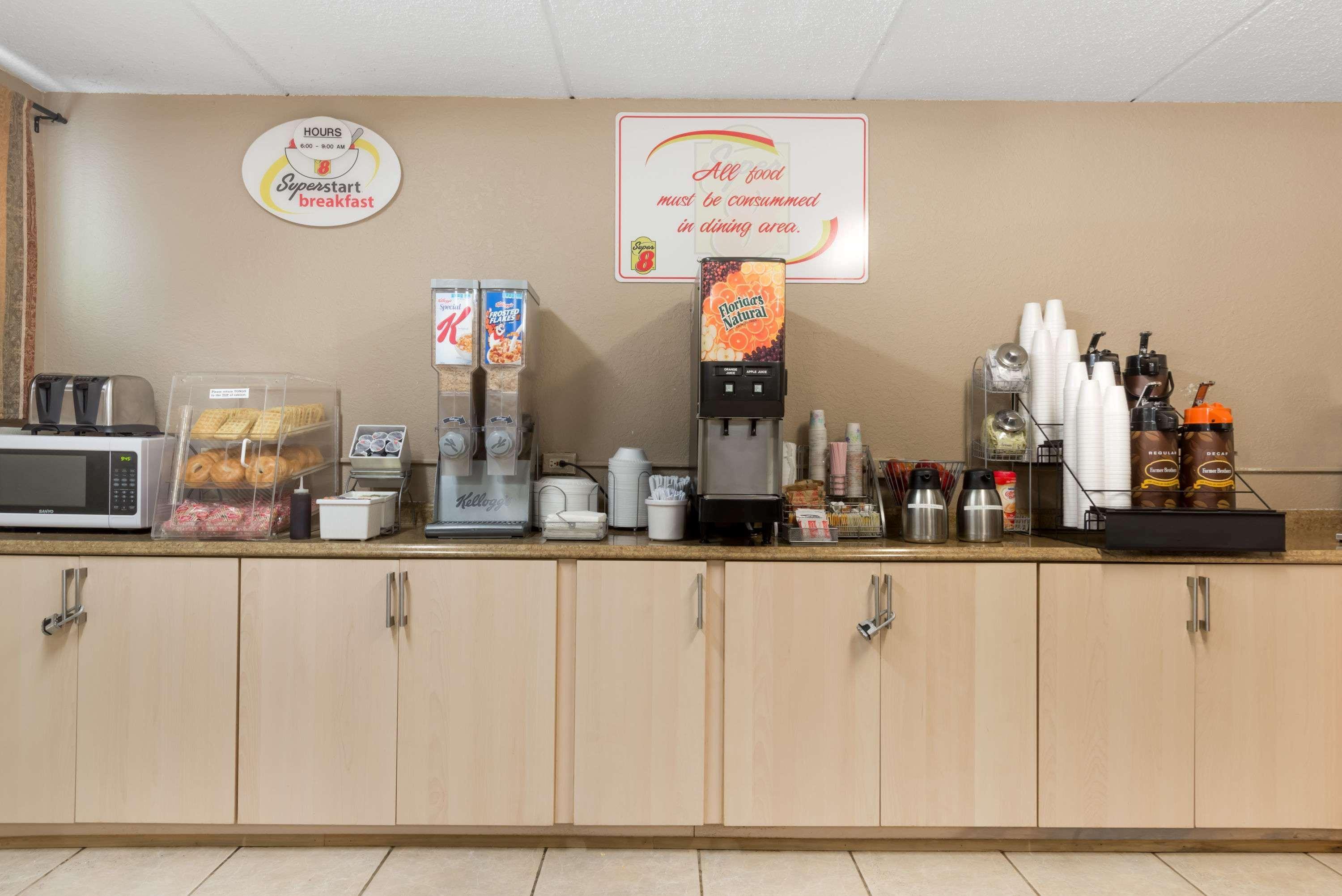 Super 8 By Wyndham Danbury Motel Екстериор снимка