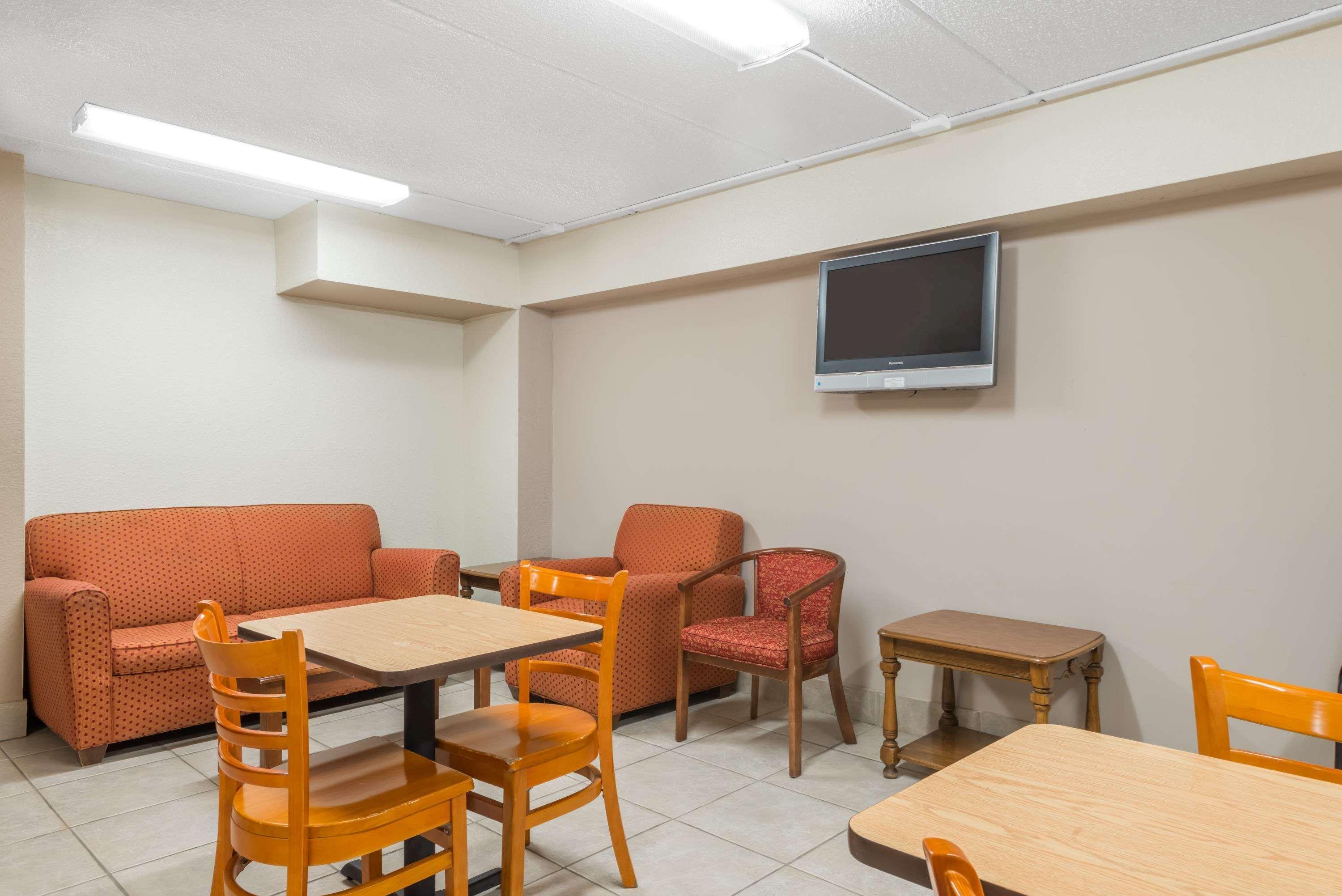 Super 8 By Wyndham Danbury Motel Екстериор снимка