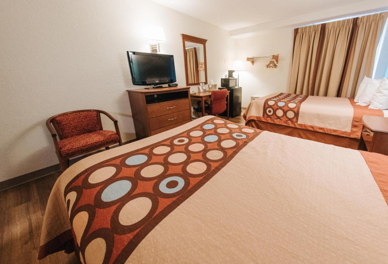 Super 8 By Wyndham Danbury Motel Екстериор снимка