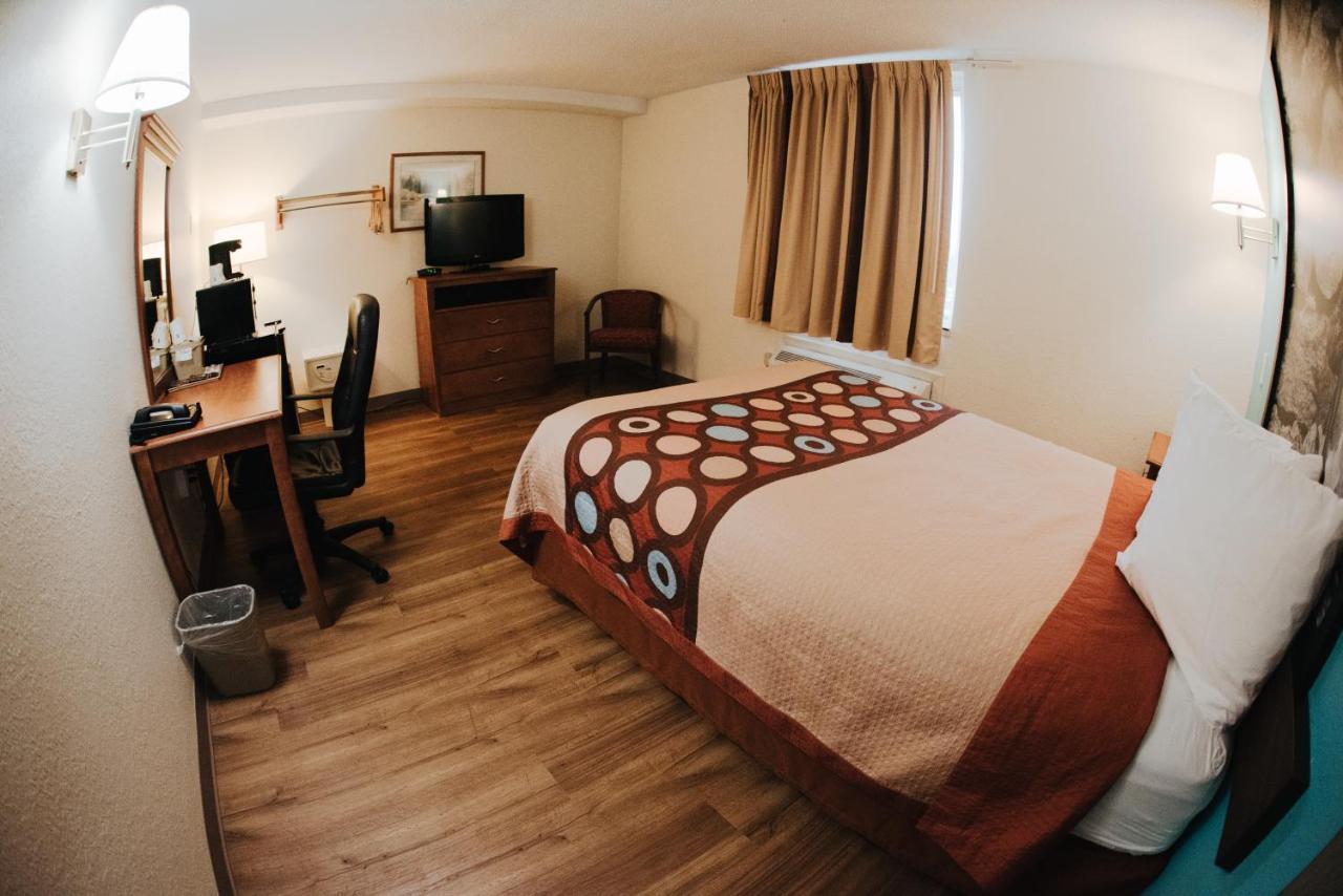Super 8 By Wyndham Danbury Motel Екстериор снимка