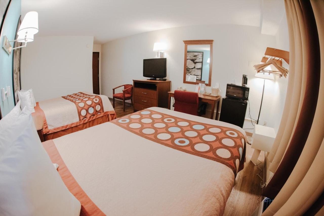 Super 8 By Wyndham Danbury Motel Екстериор снимка